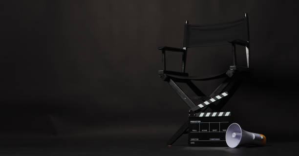 블랙 디렉터 의자 및 클래퍼 보드 또는 영화 클래퍼보드, 블랙 배경에 메가��폰을 장착한 클래퍼보드.비디오 제작 또는 영화 영화 산업에서 사용 - 영화 촬영법 뉴스 사진 이미지
