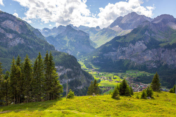 スイスアルプスの登山道 - european alps mountain beauty in nature oeschinen lake ストックフォトと画像