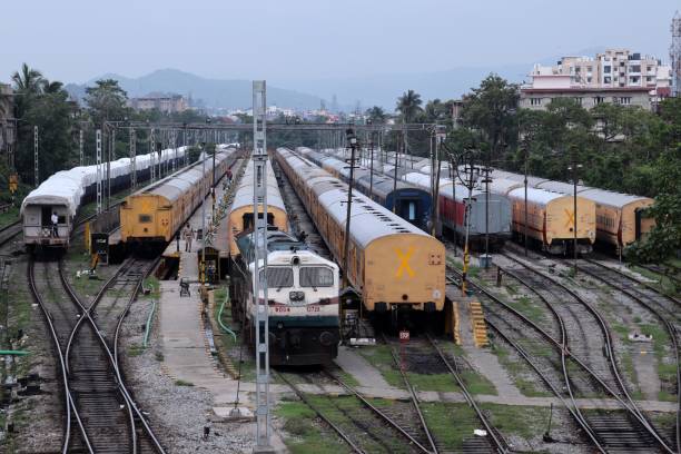 train stationné en gare - railroad track railroad station platform transportation freight transportation photos et images de collection