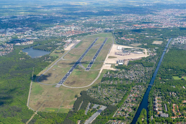 берлинский аэропорт тегель - air traffic control tower airport runway air travel стоковые фото и изображения