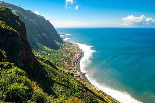 Isla Madeira, Portugal. Hermosa vista del mirador junto a la costa. Isla de la Primavera con hermosa naturaleza, bosques de laureles y levades. photo