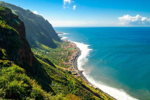 isla madeira, portugal. hermosa vista del mirador junto a la costa. isla de la primavera con hermosa naturaleza, bosques de laureles y levades. - madeira fotografías e imágenes de stock