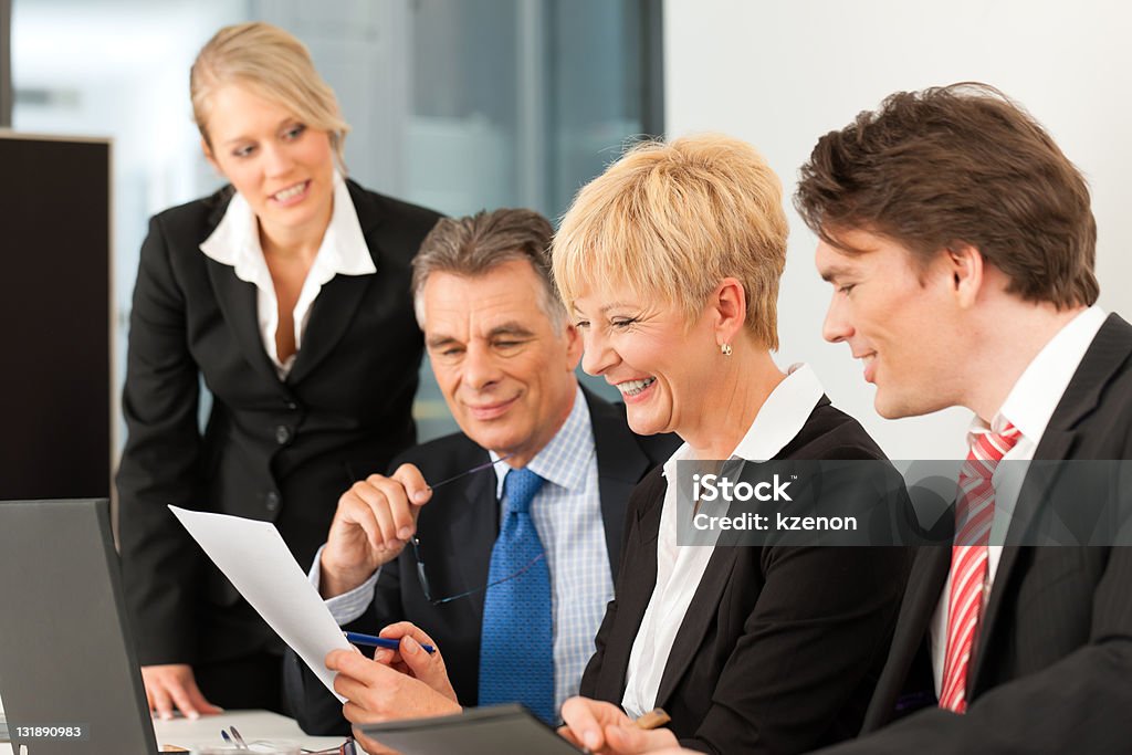 Бизнес-команда на встрече в офисе - Стоковые фото Активный пенсионер роялти-фри