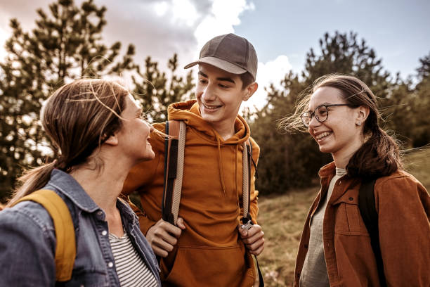 ¿qué crees hijo - three boys fotografías e imágenes de stock