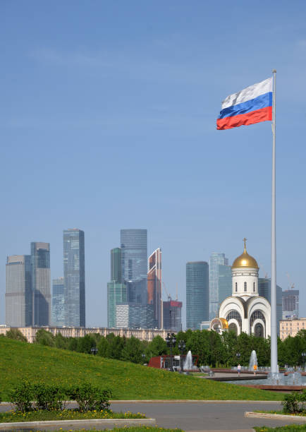 ロシア・モスクワのポクロンナヤ・ヒルから見たモスクワ市と聖ゲルギウス・ビリアス教会 - st george flag architecture famous place ストックフォトと画像