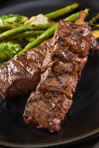 kebabs de carne de res bbq - skirt steak steak close up grilled fotografías e imágenes de stock