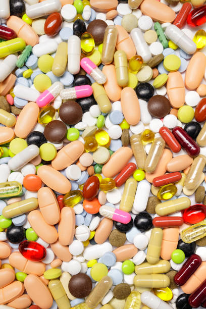 gruppo di capsule e pillole colorate - diet pill foto e immagini stock