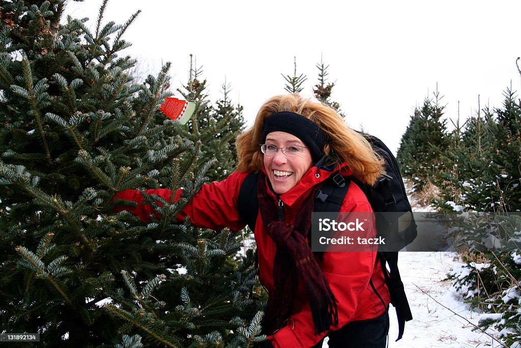 歳の女性の中にクリスマスツリーファーム - クリスマスツリーのロイヤリティフリーストックフォト