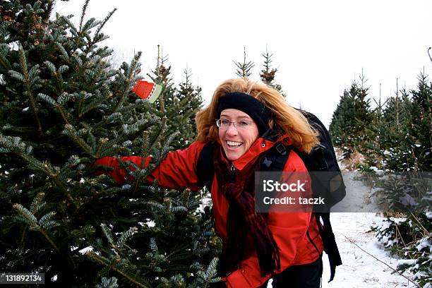 歳の女性の中にクリスマスツリーファーム - クリスマスツリーのストックフォトや画像を多数ご用意 - クリスマスツリー, 一般人, 1人