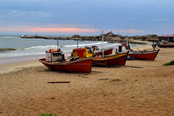 barcos pesqueros en punta del diablo - uruguay fotografías e imágenes de stock