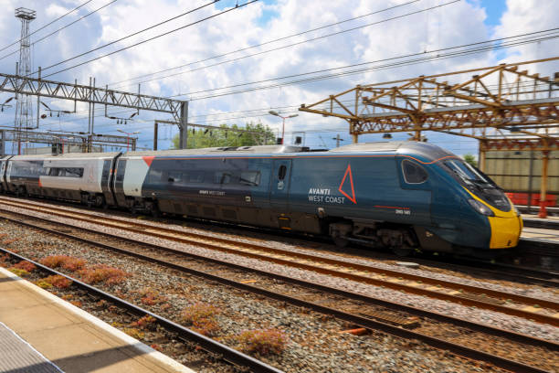 avanti west coast pendolino passenger train alla stazione ferroviaria di crewe - british rail foto e immagini stock