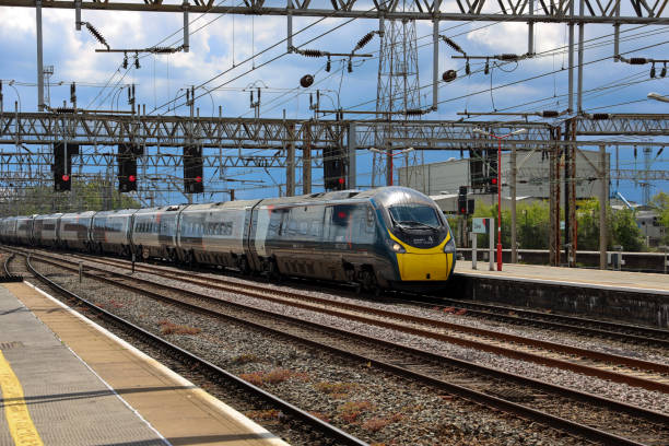 avanti west coast pendolino passageiro train na crewe railway station - british rail - fotografias e filmes do acervo