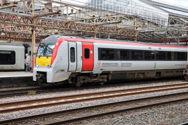 trasporto per treno passeggeri galles alla stazione ferroviaria di crewe - british rail foto e immagini stock