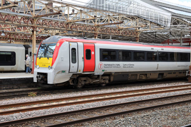 transporte para o trem de passageiros do país de gales na estação ferroviária crewe - british rail - fotografias e filmes do acervo