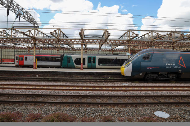 trasporti per il galles, avanti west coast e londra northwestern passenger trains alla stazione ferroviaria di crewe - british rail foto e immagini stock