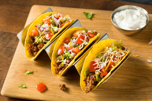 домашняя говяжья говядина hard shell tacos - beef taco стоковые фото и изображения