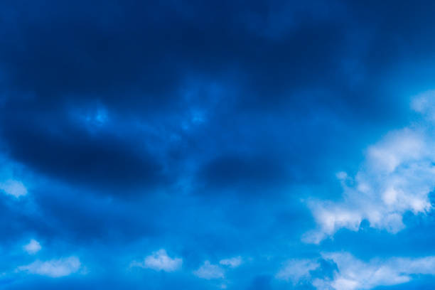 劇的な深い青空の嵐の前に美しい夕方の高い雲 - meteorology sky cloud light ストックフォトと画像