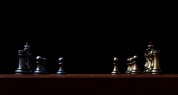 tabuleiro de xadrez em frente ao fundo preto - chess defending chess piece chess board - fotografias e filmes do acervo