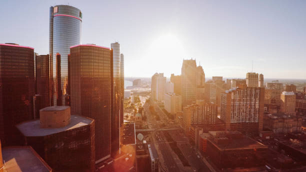 jefferson ave y detroit skyline con centro renacentista al atardecer - detroit fotografías e imágenes de stock