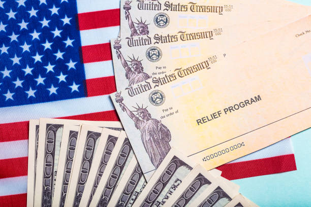 usa dollar bakgrund. amerikansk räddningsplan, usa-lättnadsprogram, stimulanskontroll och act of 2021-koncept. idé om pengar, företag, vinst och försörjning - relief bildbanksfoton och bilder