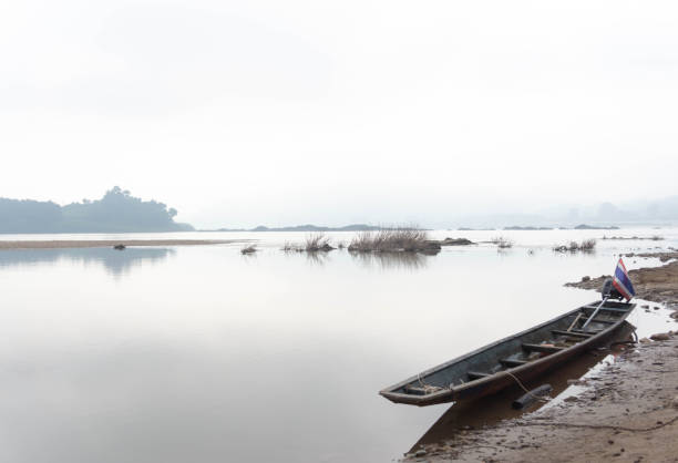 bellezza paesaggio naturalistico con barca nel fiume e montagna con nebbia al mattino, concetto di relax - city of sunrise mist nautical vessel water foto e immagini stock