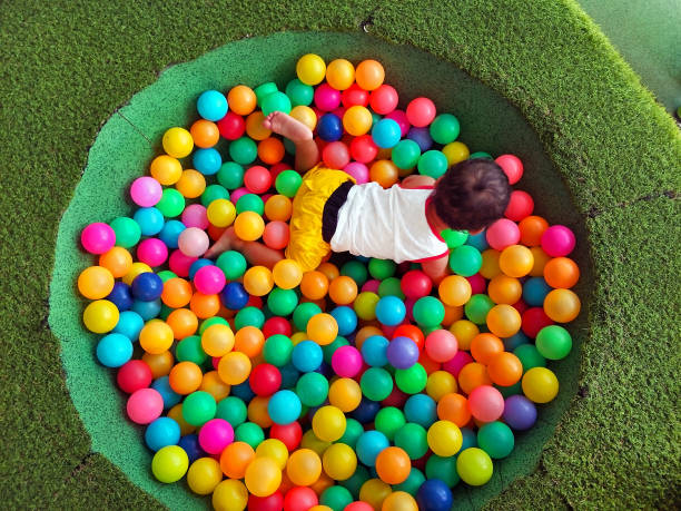 enfant aiment jouer dans la piscine privée de boule d’herbe - playground cute baby blue photos et images de collection
