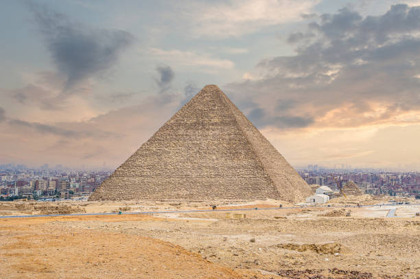 the great pyramid of cheops in cairo. the egyptian pyramids of giza on the background of cairo. miracle of light. architectural monument. the tombs of the pharaohs. vacation holidays background - pyramid of mycerinus pyramid great pyramid giza imagens e fotografias de stock