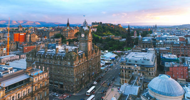 มุมมองทางอากาศของเมืองเอดินบะระในช่วงพระอาทิตย์ตกดินสกอตแลนด์ - edinburgh scotland ภาพสต็อก ภาพถ่ายและรูปภาพปลอดค่าลิขสิทธิ์