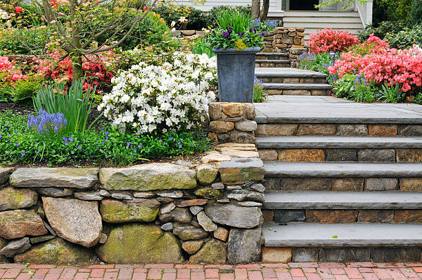 muro de pedra, passos e plantador de no jardim colorido - stone walkway imagens e fotografias de stock