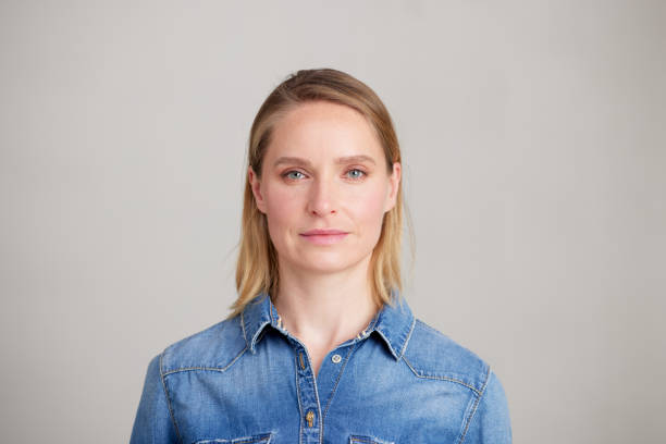 retrato de estudio de una joven con camisa de mezclilla. - eastern european fotografías e imágenes de stock