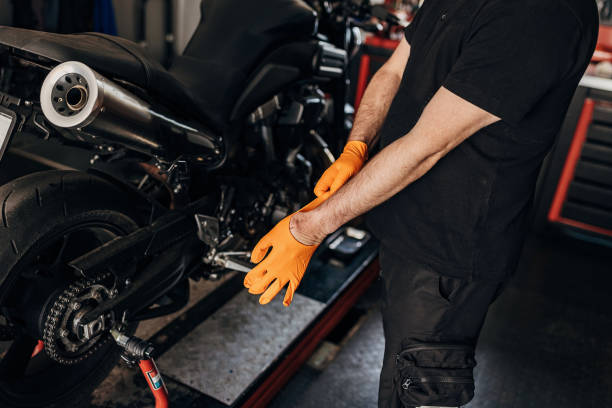 istock Male mechanic putting on gloves 1318993001