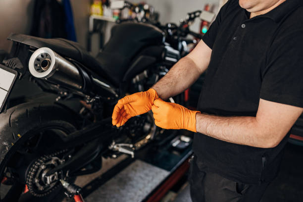 istock Male mechanic putting on gloves 1318993255