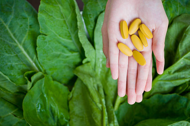 minestra di verdura con vitamina pillole - antioxidant medicine closed close to foto e immagini stock