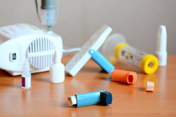 Medical aerosol nebulizer machine. Aerosol sick. Drugs devices. Inhalation nebulizer. Medical asthma spray. Asthma medication. Inhaled steroids. Aerosol inhalator. Aerosol machine therapy. Asthma attack. Child inhalation. Nebulization. Nebulizer for child asthma. Aerosol nebulizer. Testing breathing. Breath test allergy. Asthma tests. Breathing experiment. Pulmonary test. Pulmonary function. Spirometry tratamientos para el asma, medicamentos y equipos relacionados. uso de máquina de nebulizador de aerosol, inhalador de asma, medidor de flujo máximo, espaciador, medicamentos antiinflamatorios para controlar el asma. enfermedad crónica inflamatoria bron