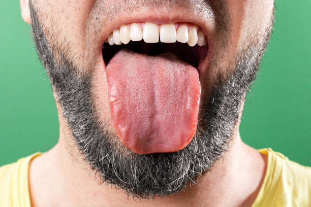 kaukasische gebaarde mens steekt uit zijn tong. voorgrond - mensentong stockfoto's en -beelden