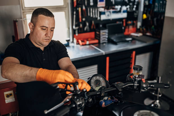 mecânico masculino reparando motocicleta - motorcycle mirror biker glove - fotografias e filmes do acervo