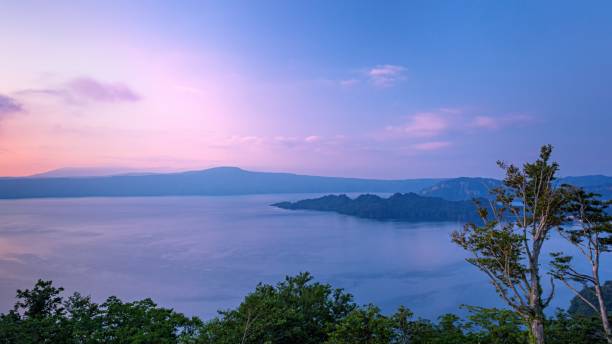 paysage de coucher du soleil d’été du lac de towada dans la préfecture d’aomori, japon - parc national de towada hachimantai photos et images de collection