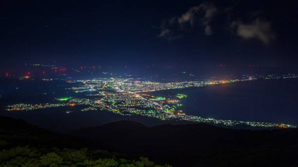 vista nocturna de verano de la ciudad de mutsu en la prefectura de aomori, japón - mutsu fotografías e imágenes de stock