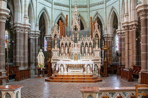 Shot of the altar of the church of Notre-Dame de Vallet built between 1869 and 1875, neo-Gothic style, with a bell tower with a height of 52 meters, at 18/135, 200 iso, f 3.5, 1/6 second