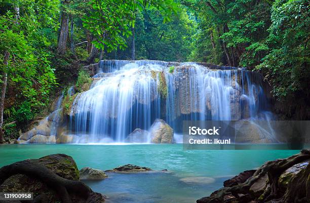 Foto de Cataratas De Erawan Em Kanchanaburi Tailândia e mais fotos de stock de Beleza natural - Natureza - Beleza natural - Natureza, Cascata, Corredeira - Rio