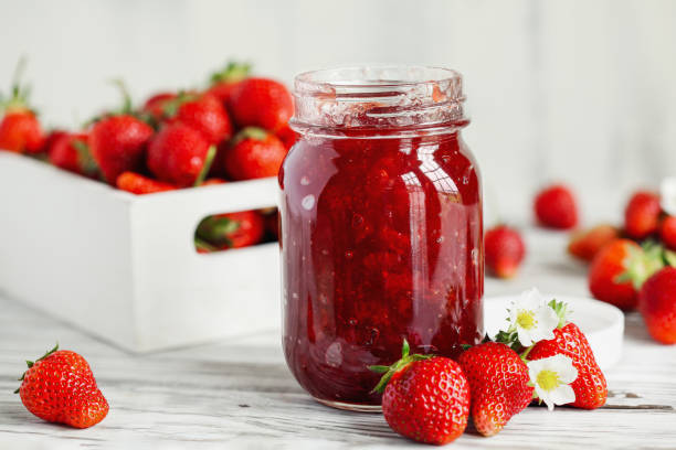 conserve di fragole fatte in casa o marmellata in un barattolo di muratore - healthy eating preserved food state red foto e immagini stock