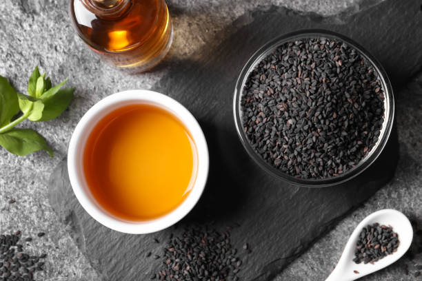 회색 테이블에 검은 참깨와 기름, 평평한 평지 - sesame cooking oil ingredient seasoning 뉴스 사진 이미지