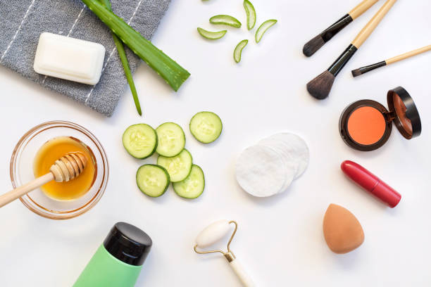 aloe vera, cetriolo, miele, vari prodotti di make up e bellezza su sfondo bianco. - healthy lifestyle homeopathic medicine aloe plant foto e immagini stock