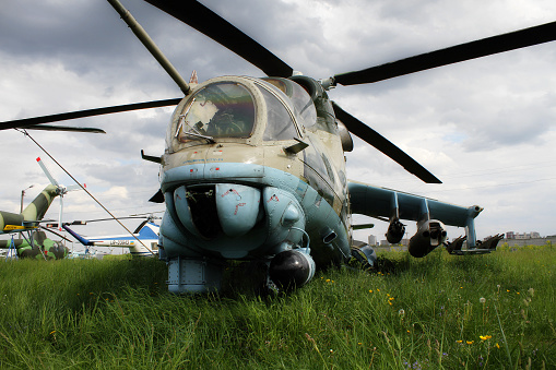 Helicóptero de ataque en un terreno en Avia Boneyard photo