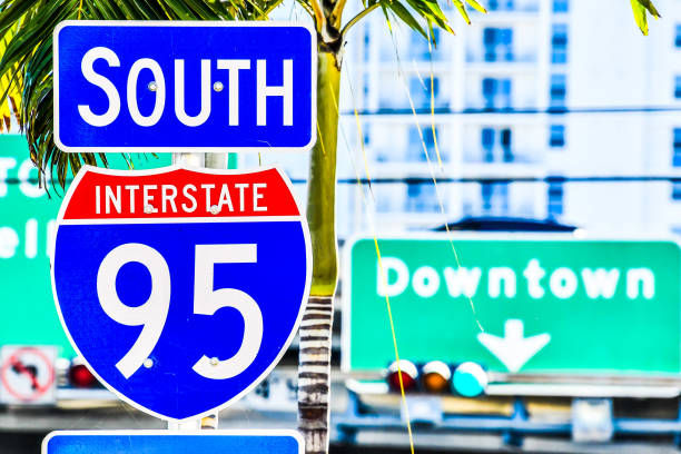 signe de rue inter-états 95 avec le ciel bleu, miami ville floride usa amérique - interstate 95 photos et images de collection