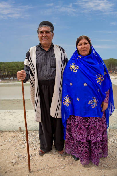 pareja étnica, shiraz, irán - headscarf islam senior adult east fotografías e imágenes de stock