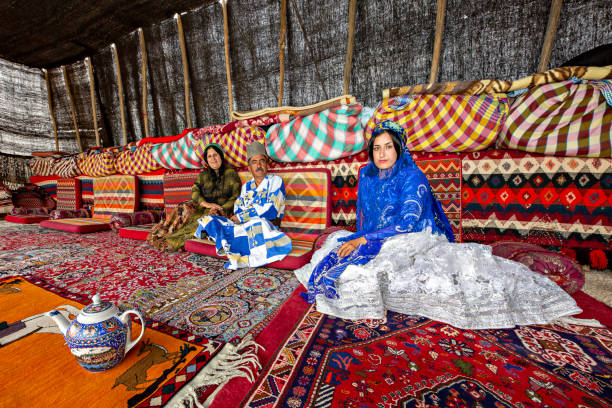 nomadi qashqai, firuzabad, iran - carpet rug persian rug persian culture foto e immagini stock