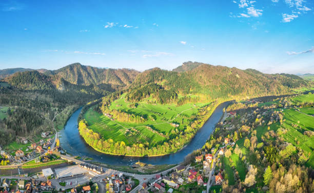 Bend of Dunajec river and Sokolica mountain in Pieniny, Poland Aerial view of bend of Dunajec river and Sokolica mountain from Szczawnica, Pieniny, Poland szczawnica stock pictures, royalty-free photos & images