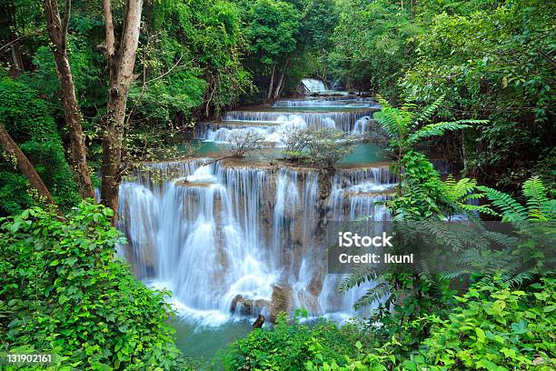 Cascada Del Bosque Profundo En Kanchanaburi Tailandia Foto de stock y más banco de imágenes de Cascadas de Erawan