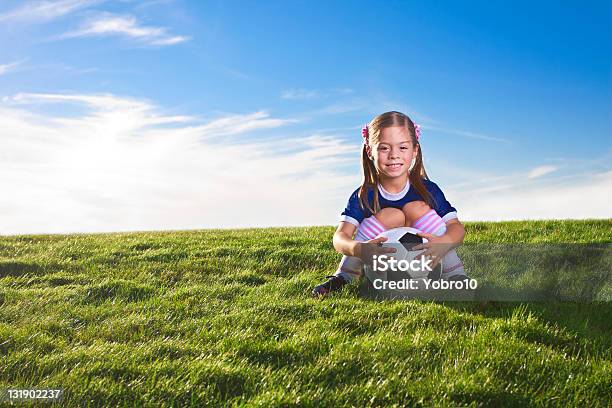 Niedliche Kleine Mädchen Fußballspieler Stockfoto und mehr Bilder von 4-5 Jahre - 4-5 Jahre, Aktivitäten und Sport, Bewegung